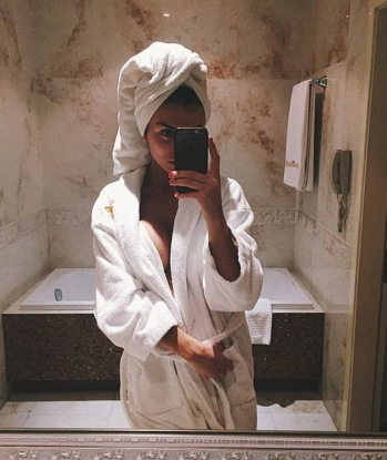 Страстная и игривая рыжая красотка приглашает тебя в мир наслаждения и разврата. Позволь себе немного беззаботности и отдыха в моей компании. 6823, 25 лет